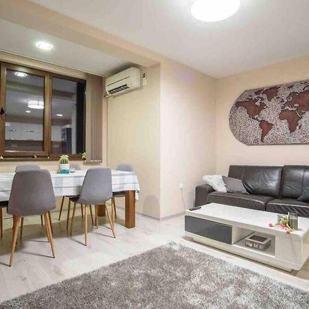 Sunny Spacious Apartment In A Great Location Казанлък Екстериор снимка