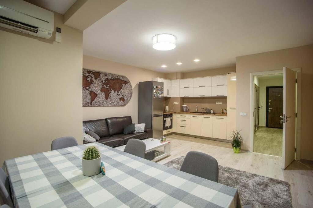 Sunny Spacious Apartment In A Great Location Казанлък Екстериор снимка